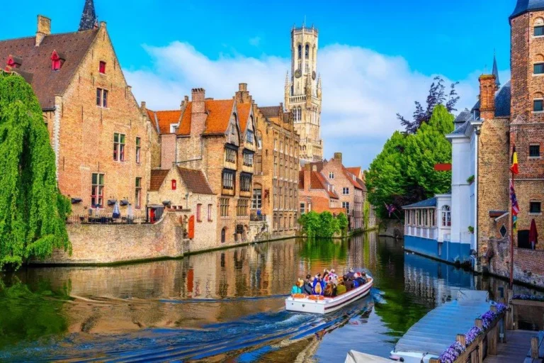 There are further aggravating conditions to being caught with cannabis in Bruges, such as smoking in a public location or near minors, which can result in a fine of up to a thousand euros or even jail time.